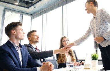 İş başvurusunda bulunan röportaj sahip. İş görüşme sırasında el sıkışma.