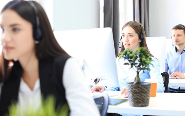 매력적 인 긍정적 인 젊은 사업가들 과 콜 센터 사무실에 있는 동료들. — 스톡 사진