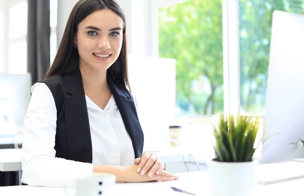 Mujer de negocios moderna en la oficina con espacio para copias. —  Fotos de Stock