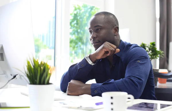 Retrato de un empresario afroamericano feliz mostrando un ordenador en la oficina . —  Fotos de Stock