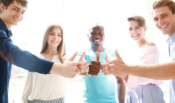 Business, opstarten en office concept - gelukkig creatieve team tonen duimen omhoog in office. — Stockfoto