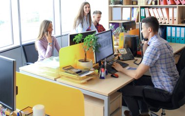 İş takım tartışma müşteri hizmet anlayışı.