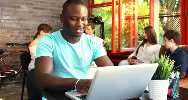 オフィス内のコンピューターを表示する幸せなアフリカ系アメリカ人起業家の肖像画. — ストック写真