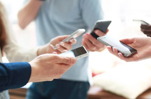 Groep studenten kijken naar smartphones. Jongeren verslaving aan nieuwe technologische trends. — Stockfoto