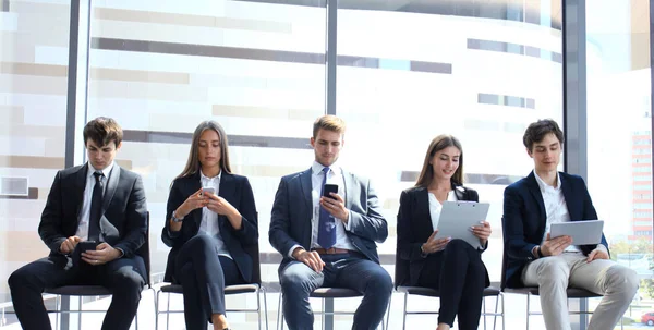 Personas estresantes que esperan la entrevista de trabajo . — Foto de Stock