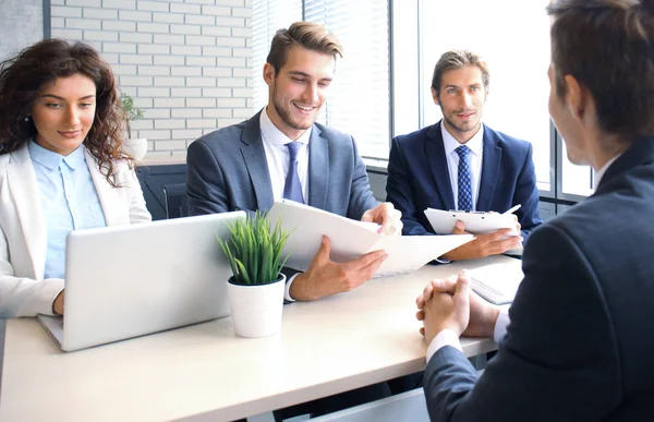 Colloquio di lavoro con il datore di lavoro, uomo d'affari ascoltare le risposte dei candidati. — Foto Stock