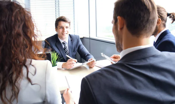 Entrevista de trabajo con el empleador, hombre de negocios escuchar las respuestas del candidato. —  Fotos de Stock