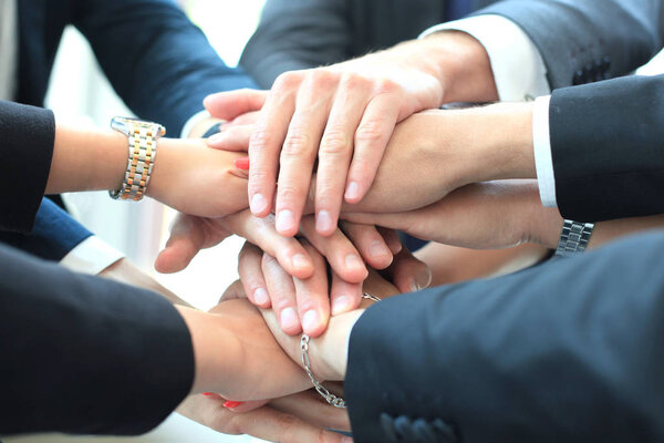 Группа бизнесменов трогает друг друга за руки. Селективный фокус
.