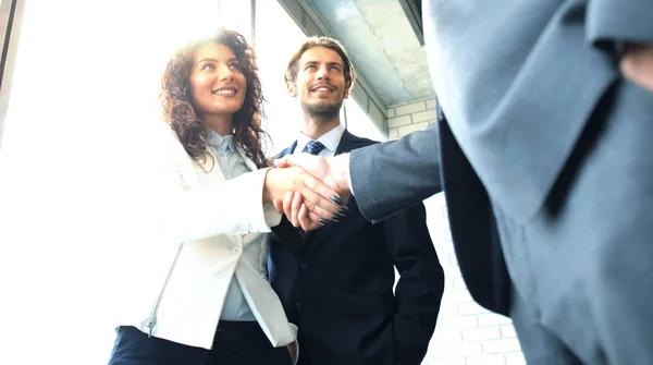 Uomini d'affari che si stringono la mano, finiscono una riunione. — Foto Stock