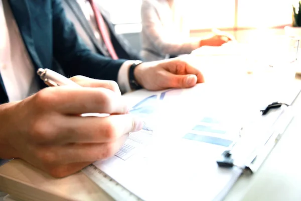 Trabalhadores de negócios analisam dados de marketing de alto desempenho . — Fotografia de Stock