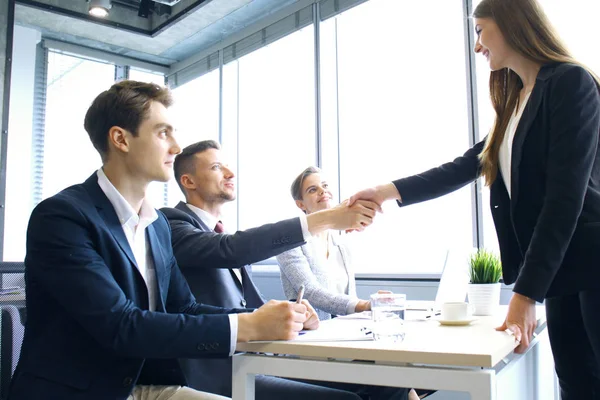 Solicitante de empleo teniendo entrevista. apretón de manos mientras entrevista de trabajo . —  Fotos de Stock