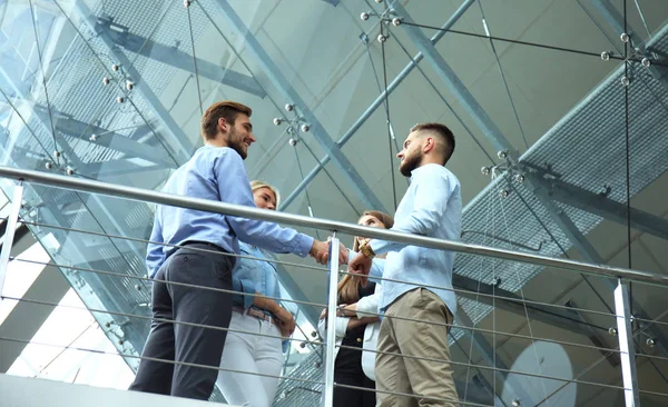 Vista de abajo. Gente de negocios dándose la mano, terminando una reunión . —  Fotos de Stock