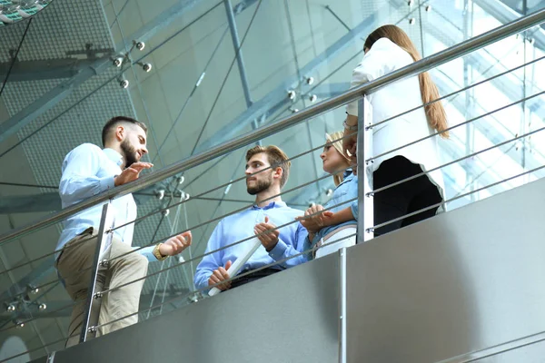 Onderaanzicht. Moderne mensen in casual dragen met een brainstorm vergadering terwijl je in het creatieve kantoor. — Stockfoto