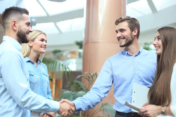 Geschäftsleute schütteln Hände, beenden ein Meeting. — Stockfoto