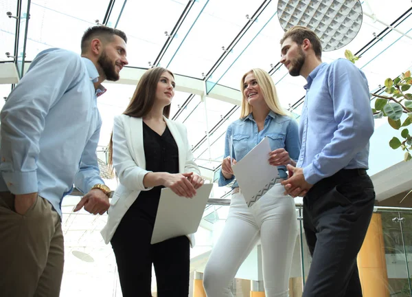 Jonge moderne collega's in de smart casual dragen met een brainstorm vergadering terwijl je in het creatieve kantoor. — Stockfoto