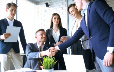 İş adamları el sıkışıyor, toplantıyı bitiriyor..