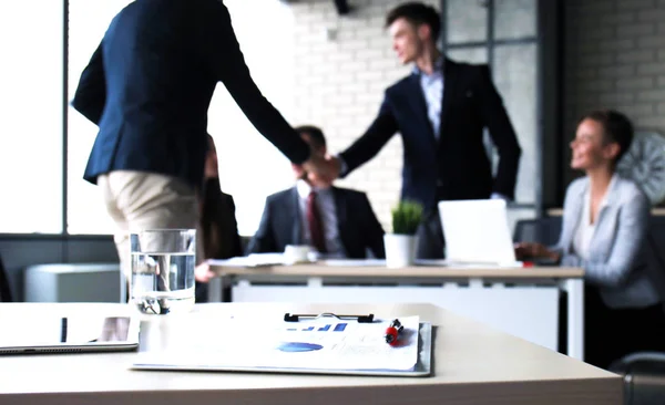 オフィスで会議中に握手 2 つ自信を持ってビジネスの男性. — ストック写真