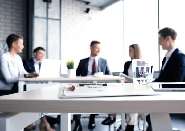 Team giovani professionisti che hanno una discussione casuale in ufficio. Dirigenti che hanno una discussione amichevole durante la pausa. — Foto Stock