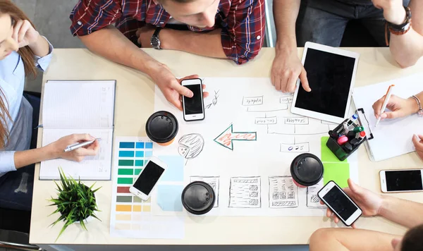 Groep van mensen uit het bedrijfsleven plannen voor een nieuw project. — Stockfoto