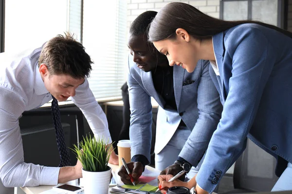 Assessor de negócios analisando números financeiros que denotam o progresso no trabalho da empresa. — Fotografia de Stock