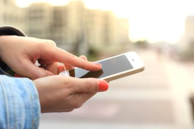 Akıllı cep telefonu kullanan bir kadına yakınlaş.
