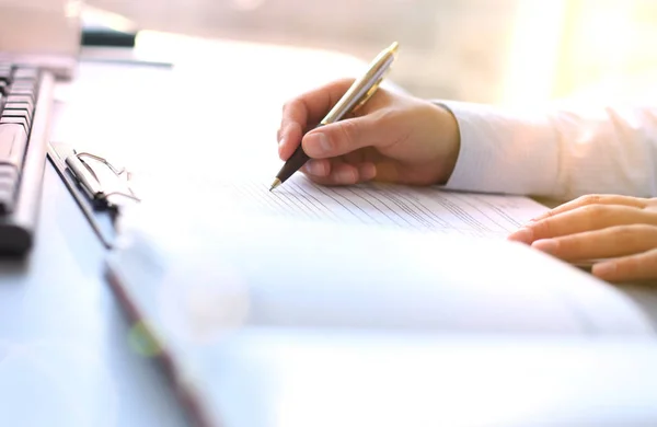 Geschäftsfrau zeigt auf Geschäftsdokument. — Stockfoto