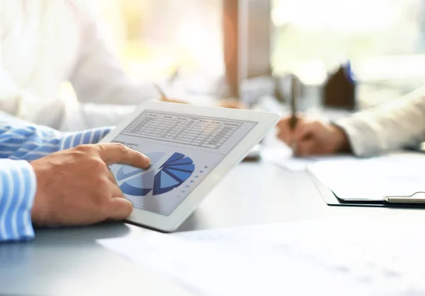 Afbeelding van menselijke hand wijzend op touchscreen in werkomgeving op vergadering. — Stockfoto