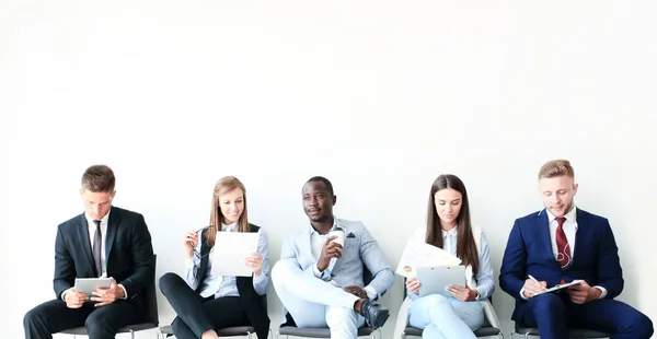 Stressvolle mensen die wachten op een sollicitatiegesprek. — Stockfoto