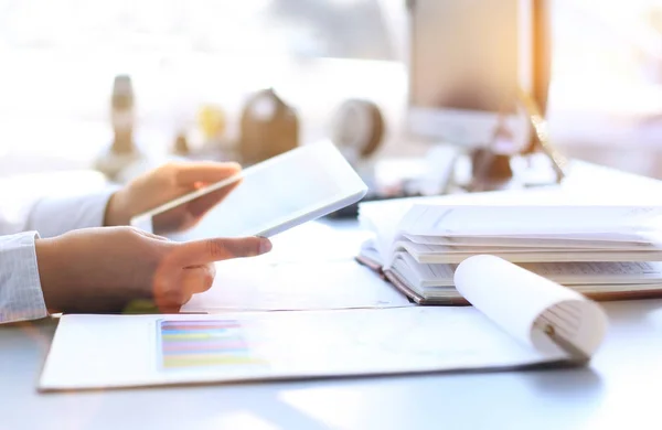 Primo piano di giovani mani imprenditrici che lavorano con touchpad . — Foto Stock