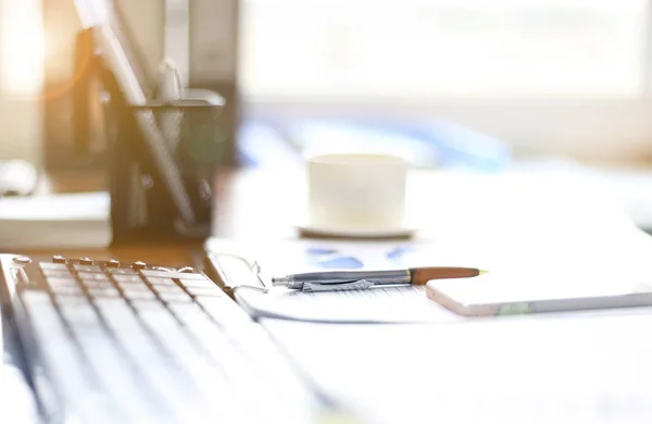 Office supplies en koffiekopje op tafel. — Stockfoto