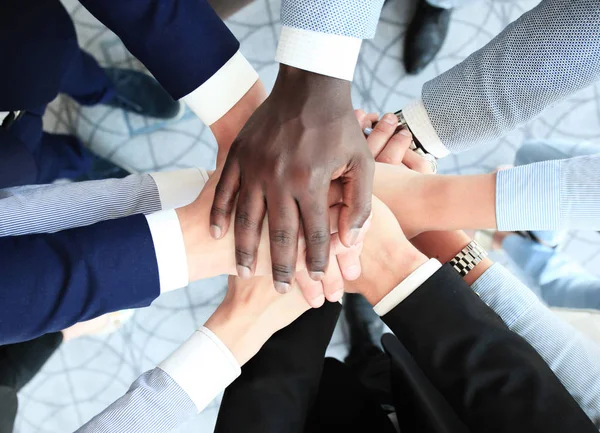 Ομάδα του επιχειρηματικού κόσμου ενώνοντας τα χέρια, — Φωτογραφία Αρχείου