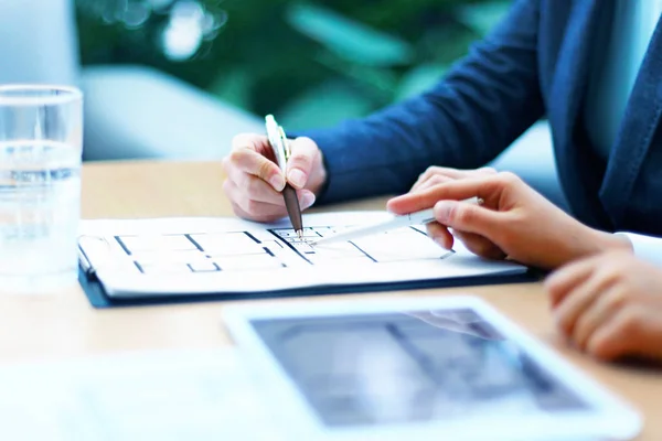 Vastgoed agent weergegeven: huis plannen. — Stockfoto