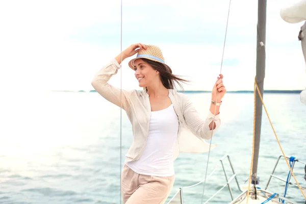Relaksujący atrakcyjna młoda kobieta na wakacje stojący na jachcie. — Zdjęcie stockowe