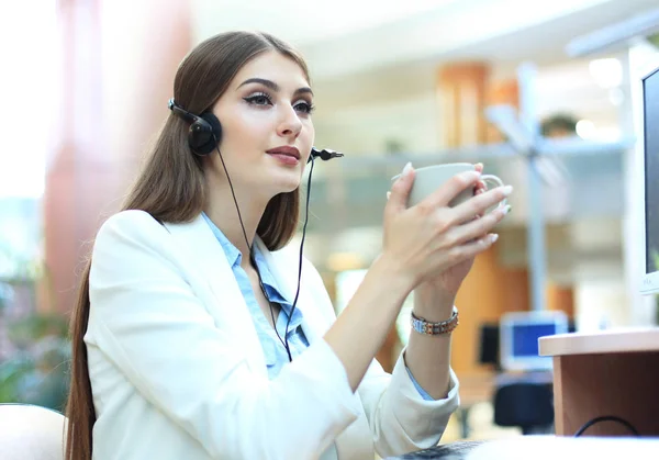 Woman customer support operator with headset and smiling. — Stock Photo, Image