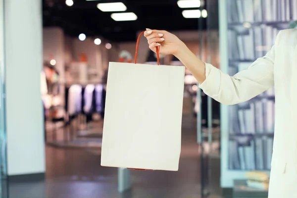 Donna mano tenuta shopping bag al negozio di abbigliamento . — Foto Stock