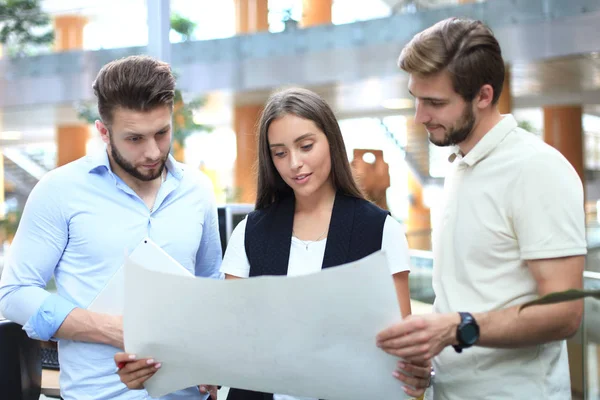 Groep moderne jongeren in smart casual wear met een brainstorm vergadering terwijl je in het creatieve kantoor. — Stockfoto