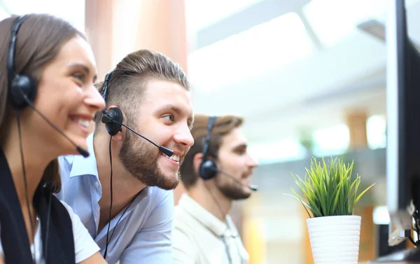 Vonzó pozitív fiatal üzletemberek és kollégák egy call center irodában. — Stock Fotó