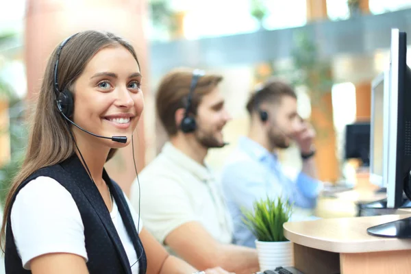 Attraktiva positiva unga företagare och kollegor på ett callcenter kontor. — Stockfoto