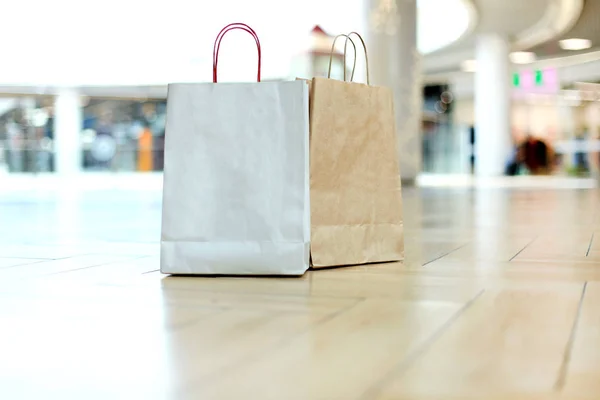 Bolsas de papel en el piso del centro comercial . —  Fotos de Stock
