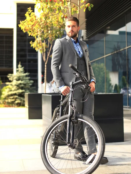 Αυτοπεποίθηση νεαρός επιχειρηματίας που στέκεται με ποδήλατο στο δρόμο στην πόλη. — Φωτογραφία Αρχείου