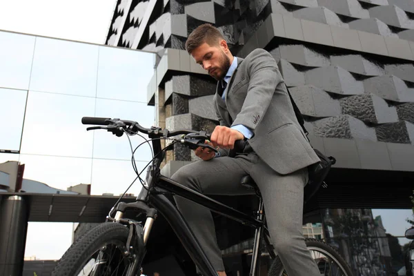 Bisiklet ve şehir sokak smartphone ile genç işadamı