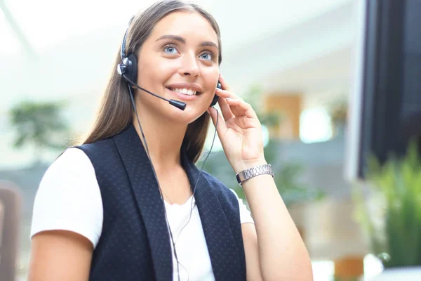 Operadora de atención al cliente femenina con auriculares y sonrisa. — Foto de Stock