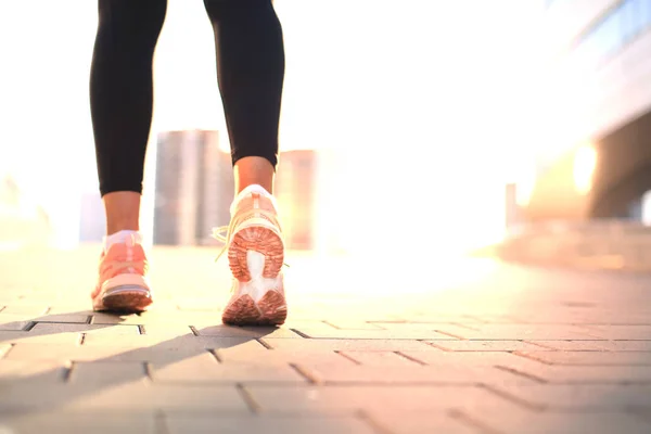 Loper Voeten Waarop Weg Close Schoen Buiten Bij Zonsondergang Zonsopgang — Stockfoto