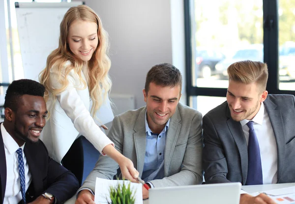 Inicie el equipo de negocios en la reunión en el interior de la oficina brillante moderna y trabajando en el ordenador portátil. —  Fotos de Stock