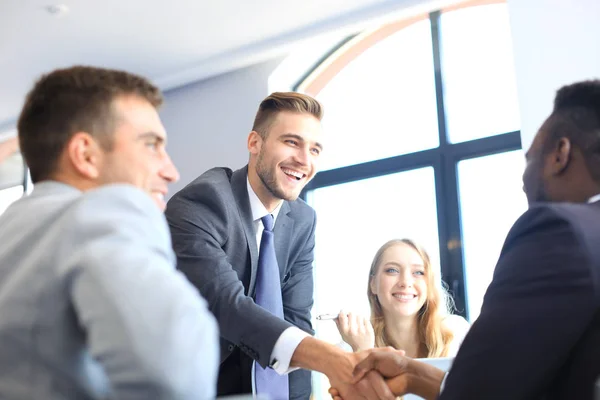 Gente de negocios dándose la mano durante una reunión. —  Fotos de Stock