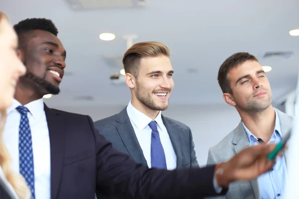 Équipe de gens d'affaires à la présentation travaillant avec des diagrammes et des diargams au tableau à feuilles mobiles . — Photo