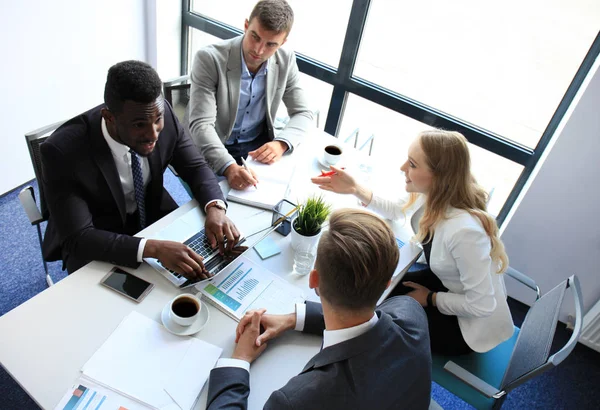 Vista dall'alto degli uomini d'affari che lavorano insieme mentre trascorrono del tempo in ufficio . — Foto Stock