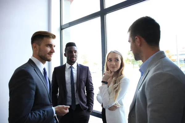 Jonge moderne collega's in de smart casual dragen met een brainstorm vergadering terwijl je in het creatieve kantoor. — Stockfoto