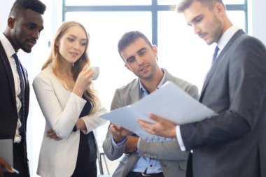 Bir beyin fırtınası dururken yaratıcı ofiste toplantısı genç modern iş arkadaşları smart casual giyim.