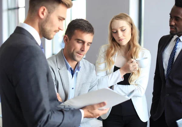 Jonge moderne collega's in de smart casual dragen met een brainstorm vergadering terwijl je in het creatieve kantoor. — Stockfoto